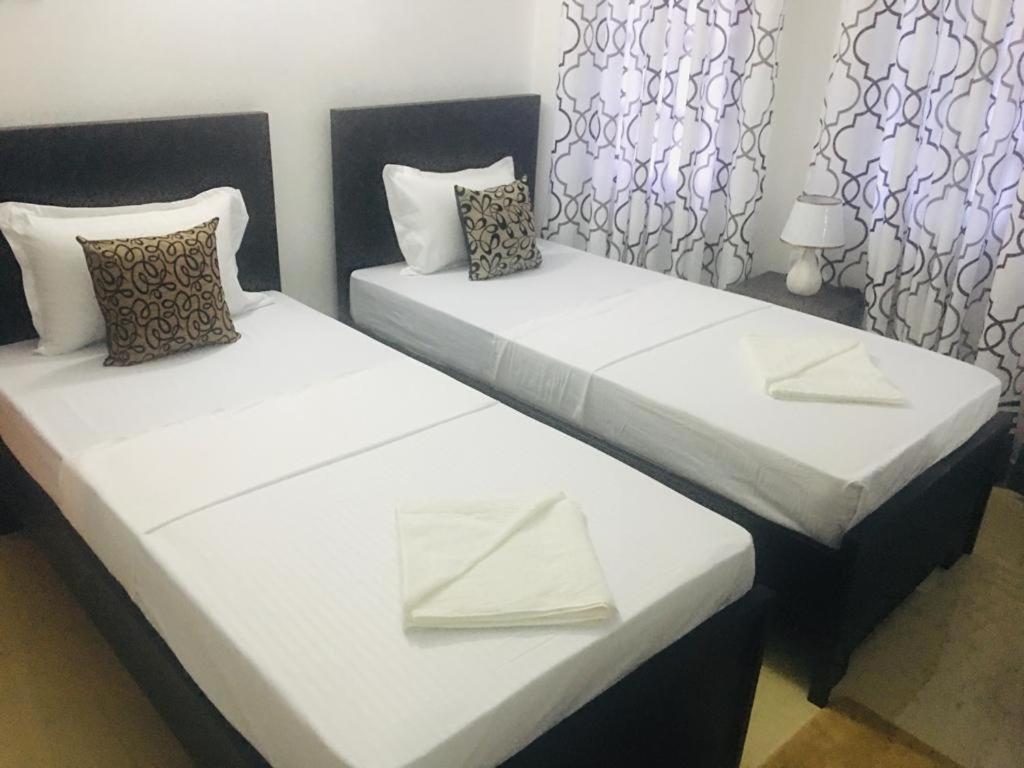 Kavee Transit Hotel Katunayaka Buitenkant foto
