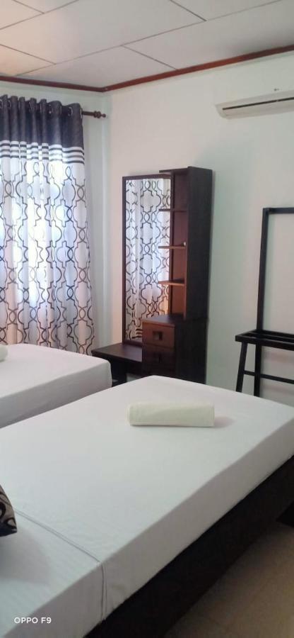 Kavee Transit Hotel Katunayaka Buitenkant foto