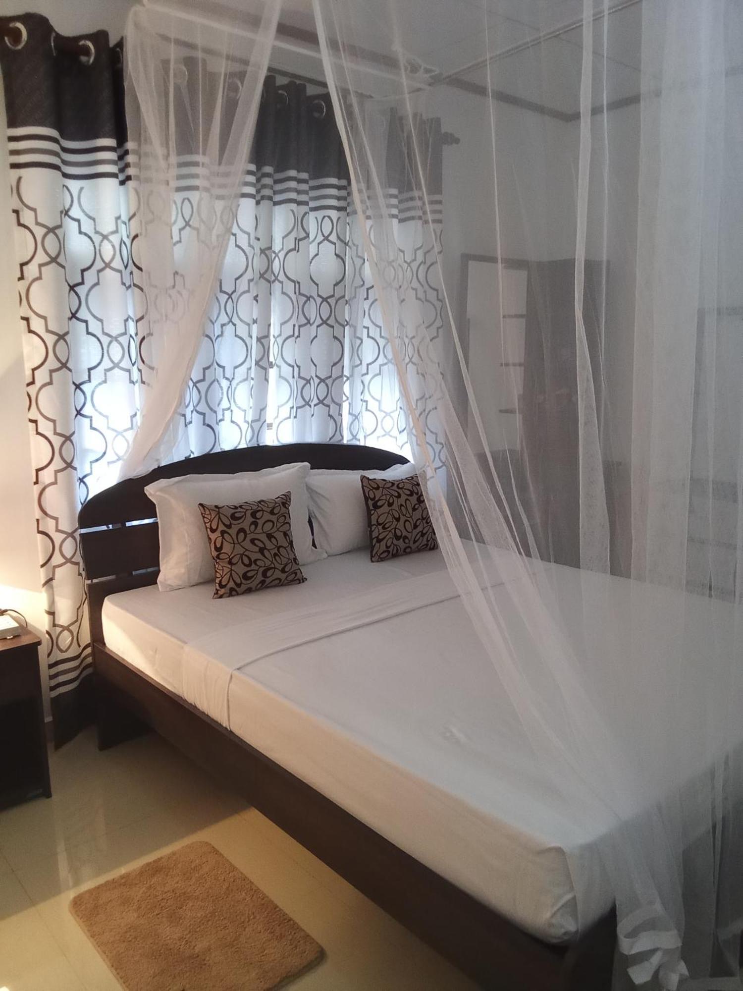 Kavee Transit Hotel Katunayaka Buitenkant foto