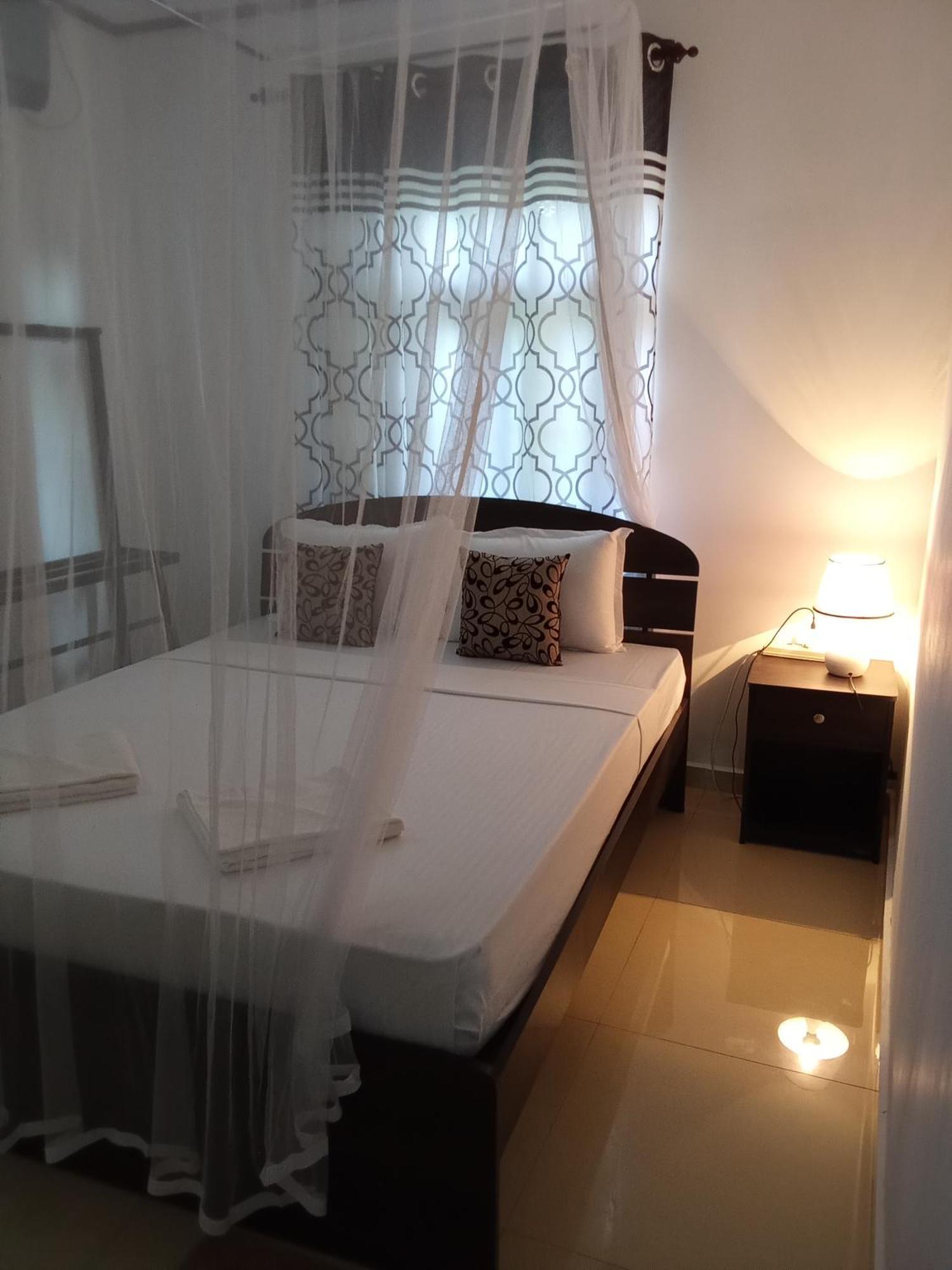 Kavee Transit Hotel Katunayaka Buitenkant foto