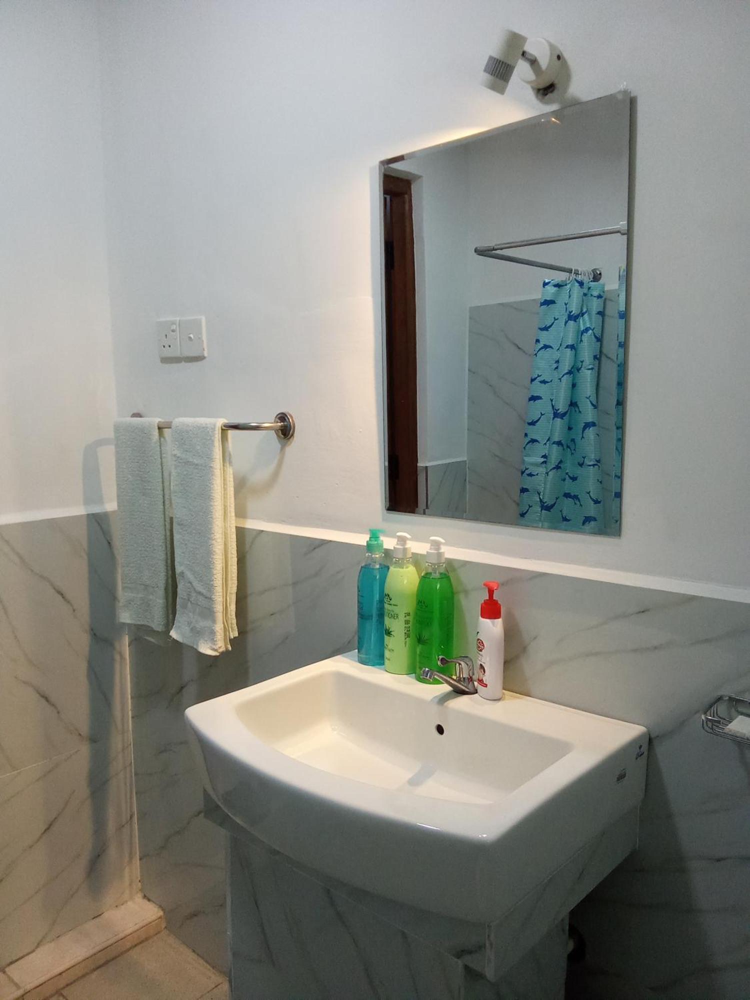Kavee Transit Hotel Katunayaka Buitenkant foto