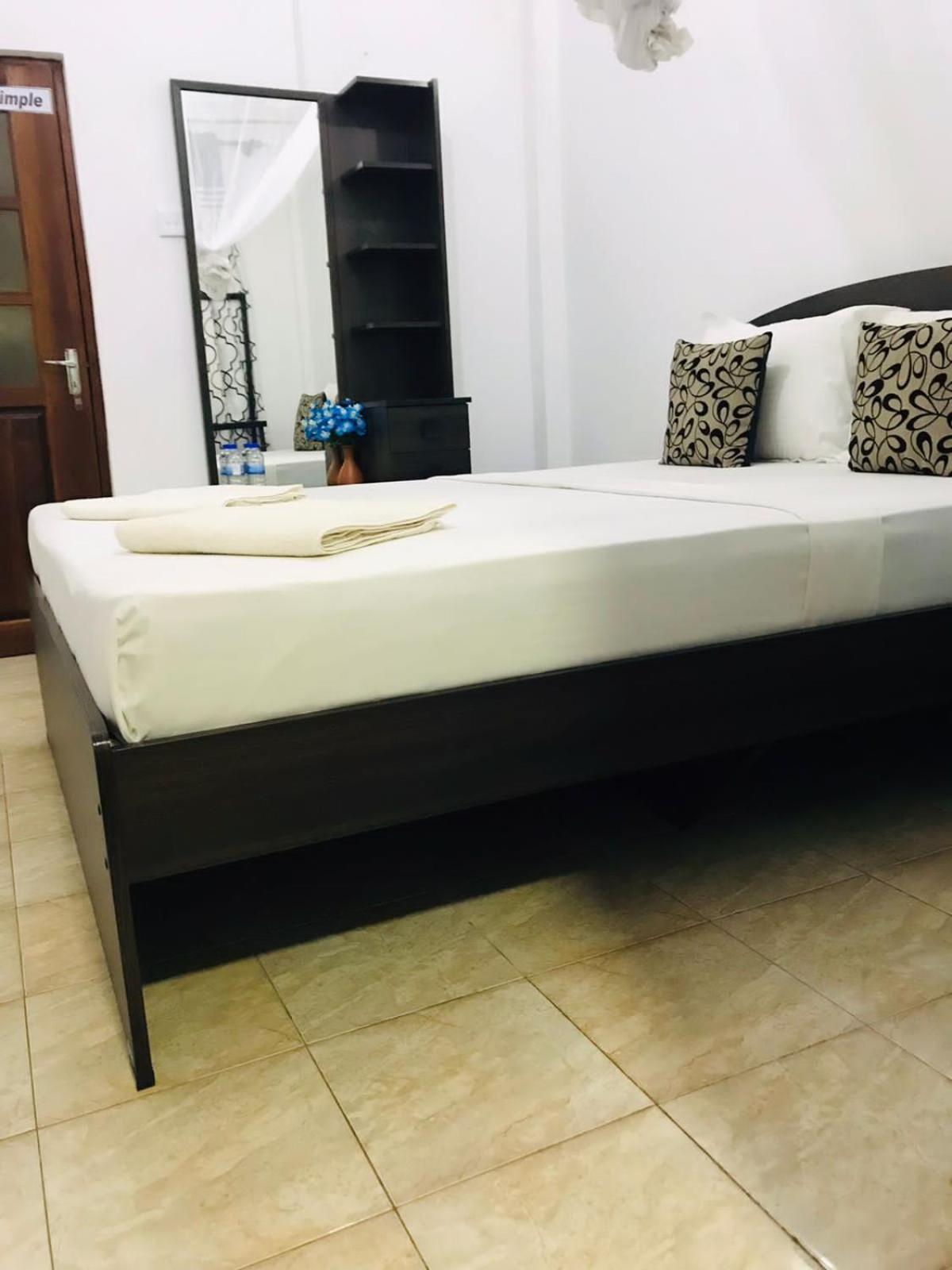 Kavee Transit Hotel Katunayaka Buitenkant foto