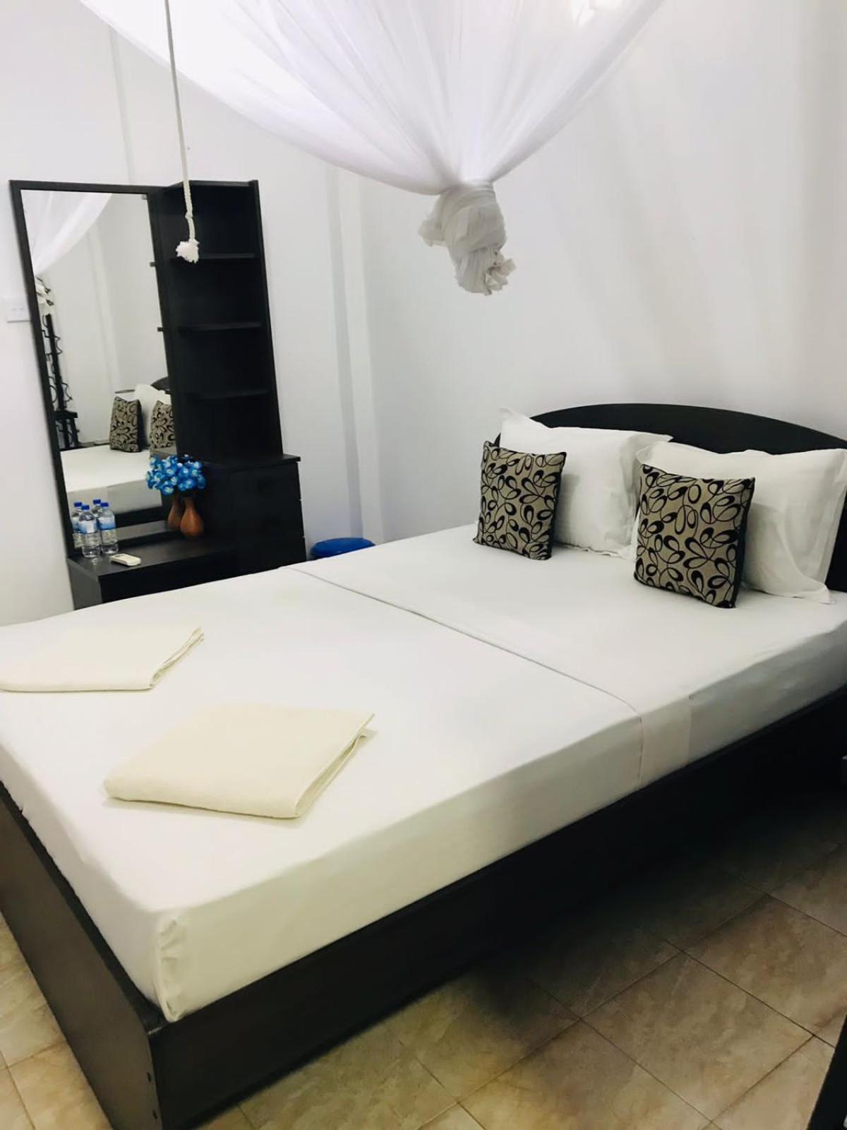 Kavee Transit Hotel Katunayaka Buitenkant foto