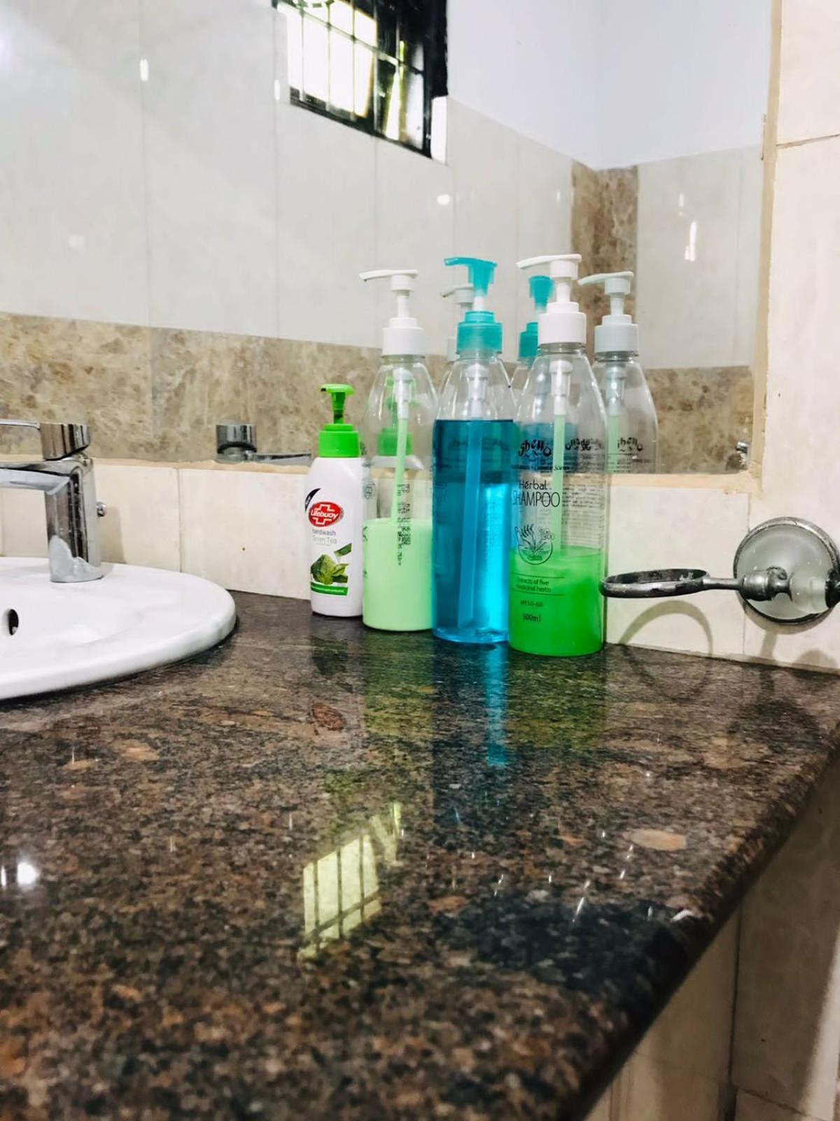 Kavee Transit Hotel Katunayaka Buitenkant foto