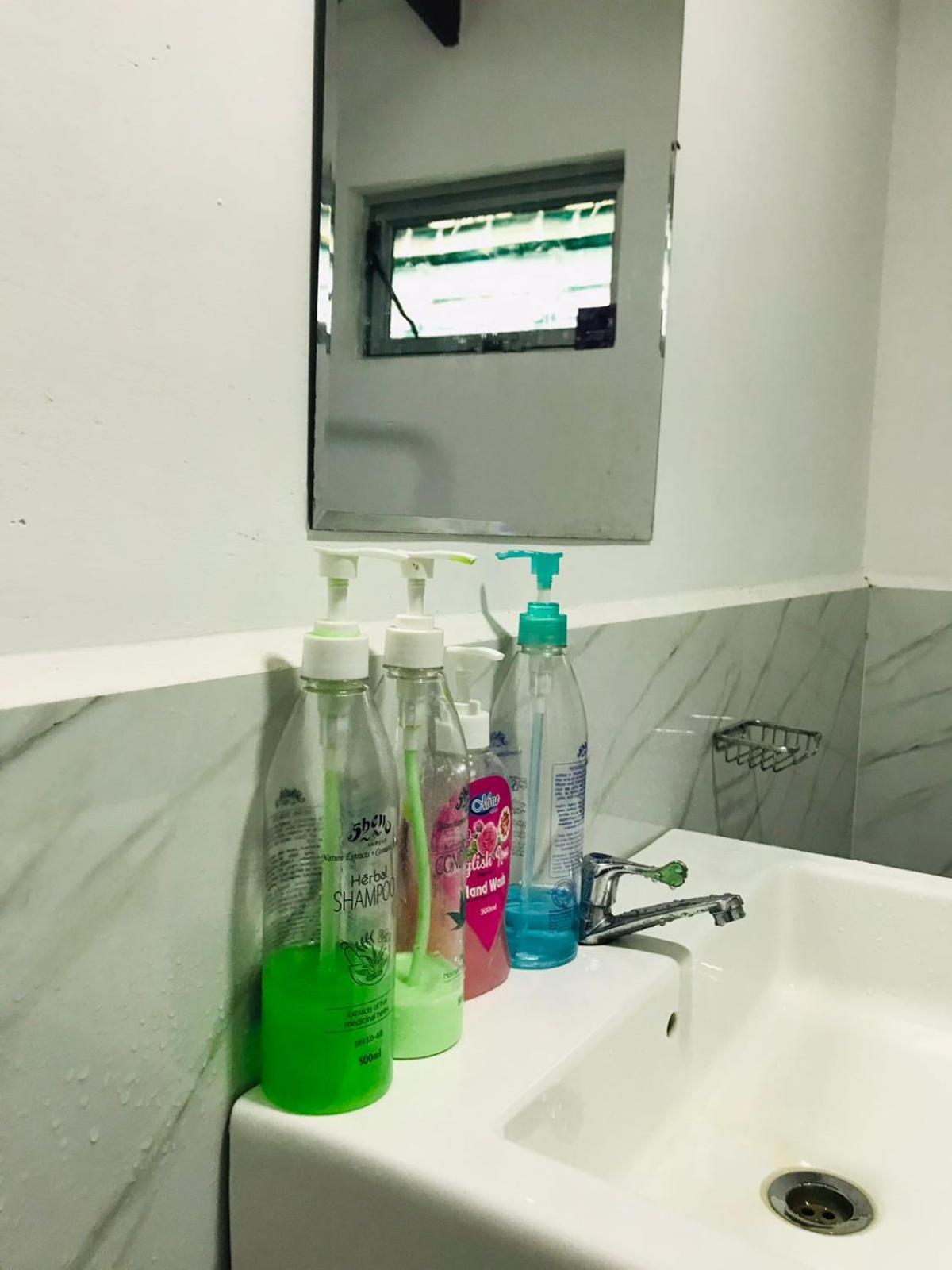 Kavee Transit Hotel Katunayaka Buitenkant foto